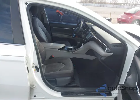 2018 Toyota Camry Le z USA, uszkodzony, nr VIN 4T1B11HK7JU114214